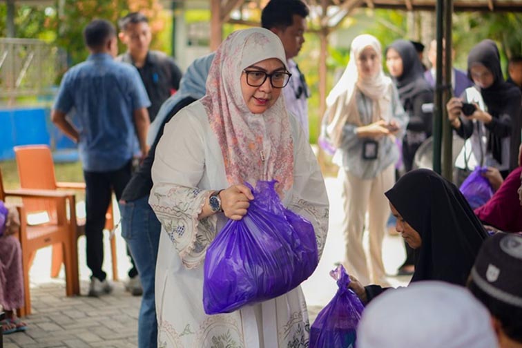 Walikota Lisa Serahkan Insentif Penjaga dan Penggali Makam WALIKOTA Banjarbaru Erna Lisa Halaby saat menyerahkan bantuan kepada masyarakat sebagai bentuk kepedulian termasuk insentif yang diberikan kepada ratusan penjaga dan penggali makam di kota setempat. (Foto:mb/ant/mc kominfo bjb)
