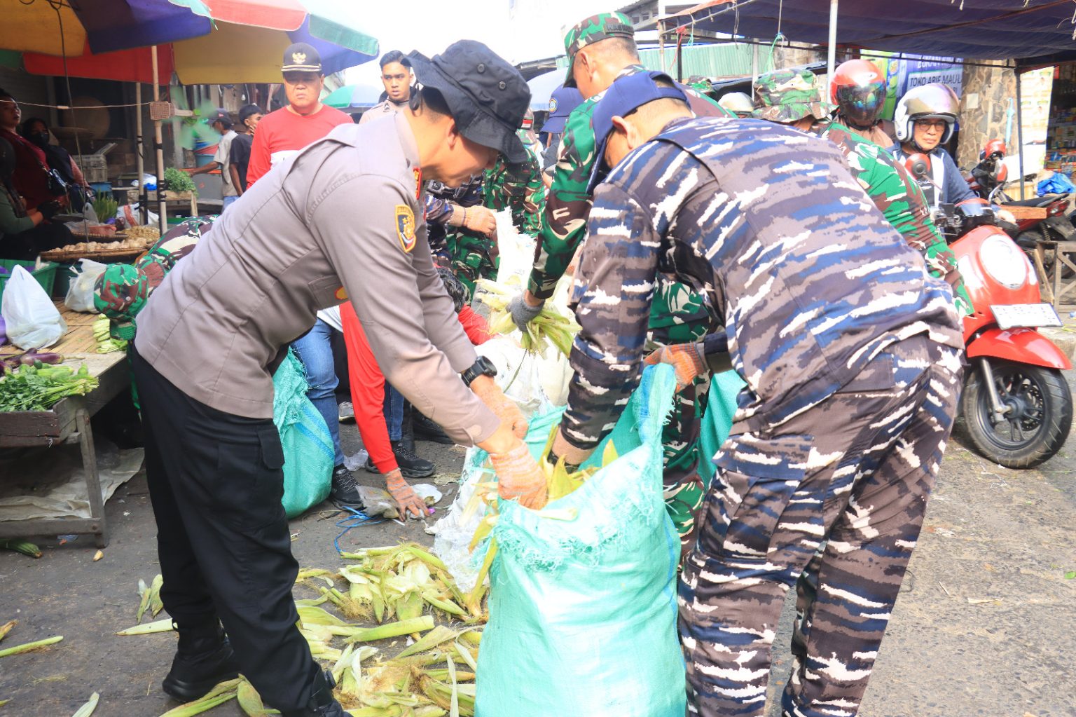 Kasrem 101 Antasari, Kolonel Inf Roy Fakhrul Rozi, SE, MIPol dan Kapolresta Banjarmasin, Kombes Pol Riza Muttaqin memimpin Gotong Royong membersihkan Kawasan Pasar Antasari. (foto:mb/ist)