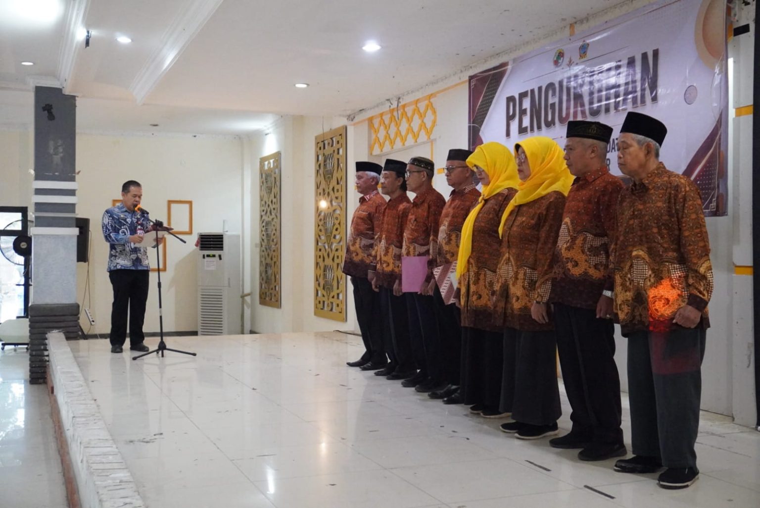 ASISTEN Pemerintahan dan Kesejahteraan Rakyat Setdakab Banjar Rakhmat Dhany mengukuhkan Pengurus dan Pengawas Koperasi Wredatama PWRI Kabupaten Banjar masa bakti 2026-2028.(foto:mb/ist)
