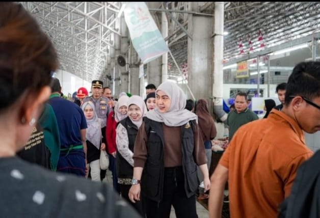 Instruksi Wali Kota, Jawab Keluhan Pedagang PERBAIKAN - Wali Kota Banjarbaru Hj Erna Lisa Halaby meninjau langsung perbaikan lantai Pasar Bauntung Banjarbaru yang sebelumnya sempat becek dan kotor.(foto:mb/ist)
