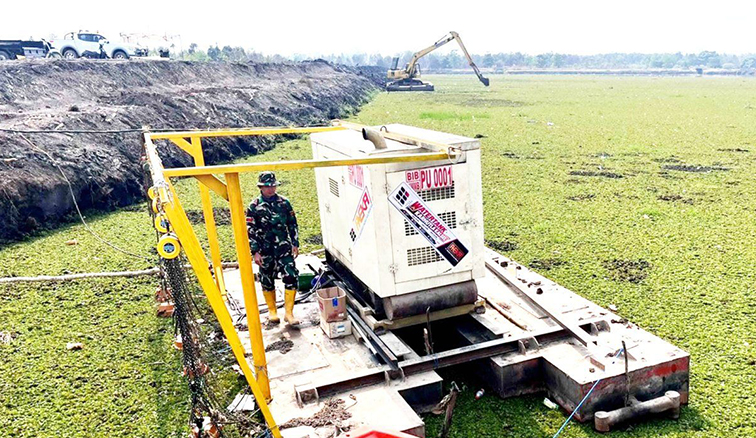 Lanud Sjamsudin Noor Jaga Embung Dukung Operasi Karhutla PERSONEL Lanud Sjamsudin Noor Banjarmasin bersiaga menjaga embung Jokowi di Tegal Arum, Banjarbaru sebagai sumber air penanggulangan karhutla di Banjarbaru.(foto:mb/ant)