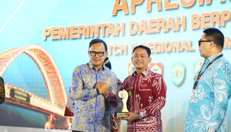 Pemko Banjarmasih Raih Insentif Rp2 Miliar dan 300 Bedah Rumah dari Pusat WALIKOTA Banjarmasin HM Yamin HR saat menerima penghargaan dari Wakil Menteri Dalam Negeri RI Bima Arya Sugiarto pada ajang Apresiasi Pemerintah Daerah Berprestasi Tahun 2026 Batch II Regional Kalimantan di Kaltim pada 3 September 2026. (foto;mb/ant/hms pemko bjm)