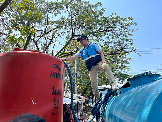 PAM Putus Pelanggan yang Sedot dan Jual Air ke Kapal DIREKTUR Utama PAM Bandarmasih Zulbadi mengalirkan air dari mobil tangki ke tandon pelanggannya yang kesulitan air bersih.(foto:mb/ist)