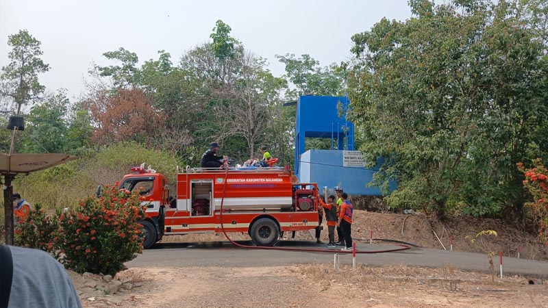 Kemarau Panjang Berdampak Pada Ketersediaan Air Bersih DISTRIBUSI AIR BERSIH: Petugas gabungan menyalurkan pasokan air bersih kepada warga Desa Sumber Agung, Kecamatan Halong, Kabupaten Balangan, Jumat (4/9/2026). (foto:mb/ida)