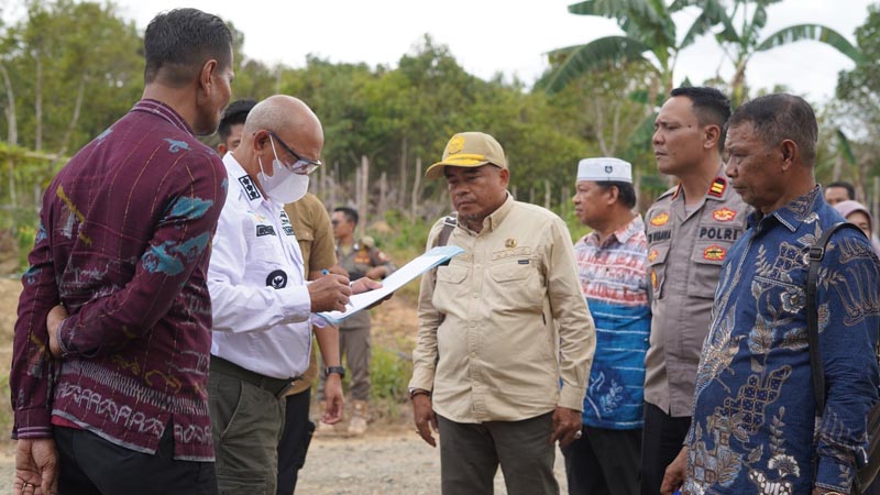 Meningkatkan Kemajuan Daerah, Bupati Tinjau Pembagunan Jalan Tembus Jembatan Tanjung Serdang KUNJUNGAN-Kegiataan kunjungan Kecamatan Pulaulaut Tengah dihadiri Bupati Kotabaru Muhammad Rusli didampingi Kepala PUPR , Forkopimcam dan beberapa kepala desa. (foto:mb/ebet)