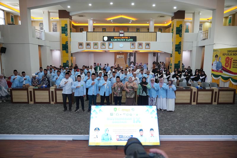 Bupati Tapin Beserta Ketua TP PKK Hadiri Musda BKPRMI MUSDA-Foto bersama pada acara Musda BKPRMI Tapin periode 2026-2031. (foto:mb/herman)