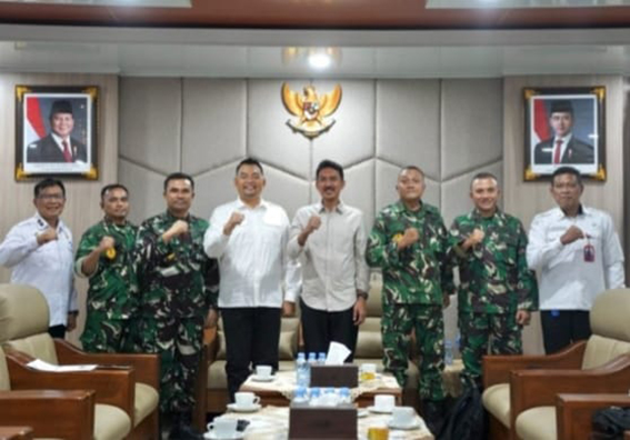 Kolaborasi Lintas Sektor Diperkuat Cegah Karhutla BUPATI Banjar H Saidi Mansyur didampingi Sekda H Yudi Andrea bersama jajaran Pasis Dikreg LVI Sesko TNI saat audiensi di Mahligai Sultan Adam Martapura.(foto:mb/ist)
