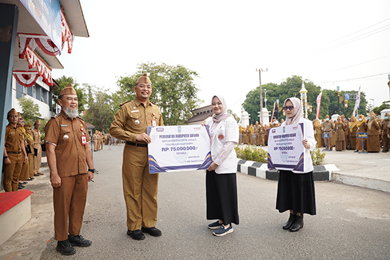 Pemkab Gelar Apel Gabungan BUPATI Tabalong H Muhammad Noor Rifani berfoto bersama Gubernur Kalsel H Muhidin dan kepala daerah lainnya usai menerima penghargaan dalam ajang Apresiasi Pemerintah Daerah Berprestasi Batch II Tahun 2026 Regional Kalimantan.(foto:mb/ist)
