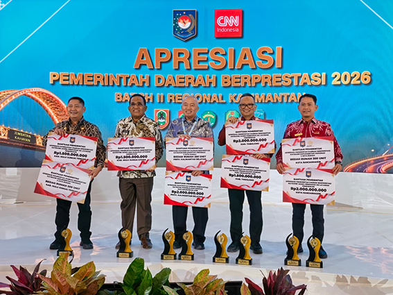 Tabalong Kembali Raih Penghargaan Nasional BUPATI Tabalong H Muhammad Noor Rifani berfoto bersama Gubernur Kalsel H Muhidin dan kepala daerah lainnya usai menerima penghargaan dalam ajang Apresiasi Pemerintah Daerah Berprestasi Batch II Tahun 2026 Regional Kalimantan.(foto:mb/ist)