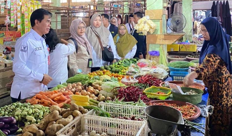 Kemarau picu harga cabai rawit merah di Tapin melonjak 80 persen BAHAN POKOK-Kepala Dinas Perdagangan Kabupaten Tapin Walaidi Rakhmat saat melakukan pemantauan harga bahan pokok di Pasar Keraton Rantau, Kabupaten Tapin, sepekan yang lalu. (ant)