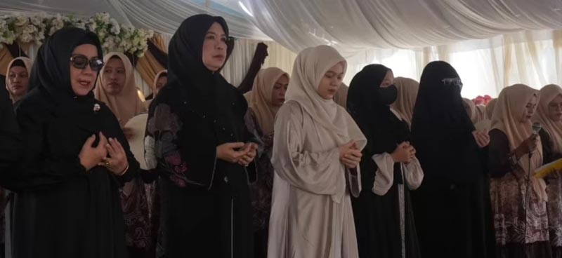 Wiwi Ajak Warga Kebun Raya Teladani Akhlak Rasulullah Ketua I TP PKK Kabupaten Tanah Laut (Tala), Hj Wiwi Zazuli dalam kegiatan Maulid di Kintap.