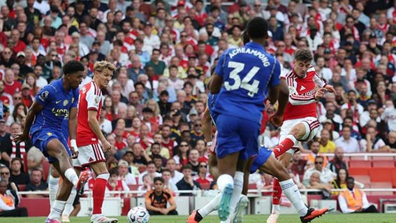 Comeback, Arsenal Bekuk The Blues 2-1 Melewati Penjagaan - Kai Havertz melewati penjagaan pemain Chelsea dan dan menyamakan skor menjadi 1-1.(foto:mb/web)