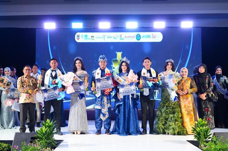 Nur Alya Hanum Kembangkan Tugas Sebagai Putri Pariwisata Kreatif Kalsel GRAND FINAL-Ketua TP PKK Hj Faridah Yamani saat foto bersama pada malam puncak grand final pemilihan putra - putri pariwisata Kalsel tahun 2026.(herman)