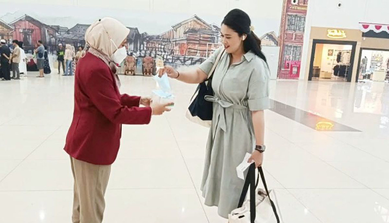 14 Penerbangan Bandara Syamsudin Noor Terdampak Erupsi Anak Krakatau PETUGAS Bandara Internasional Syamsudin Noor, Banjarbaru, membagikan masker ke calon penumpang di gedung terminal, Minggu (6/9).(foto:mb/ant)
