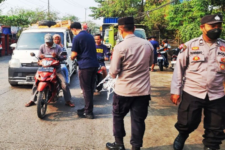 Polsek KPL Bagikan Masker KANIT Reskrim Polsek KPL Banjarmasin Ipda Kevin Wahyudi saat membagikan masker kepada pengguna jalan, Banjarmasin, beberapa waktu lalu.(Foto:mb/ ant/polsek kpl bjm)