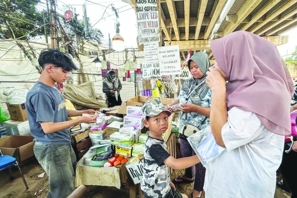 Masker KN-95 Diburu, Harga Meroket MASKER MAHAL - Tingginya permintaan terhadap masker kesehatan, memuat harganya kini melambung.(foto:mb/ant)