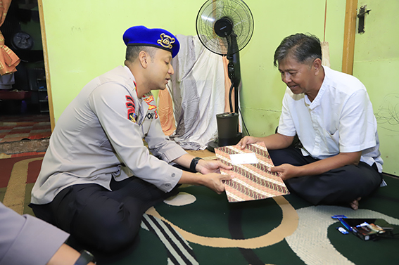 Sat Polairud Beri Santunan ke Keluarga Relawan KASAT Polairud Polresta Banjarmasin Kompol Dading Kalbu Adie saat menyerahkan santunan kepada keluarga Firman Ariyadi (27), Selasa (8/9).(foto;mb/ant)