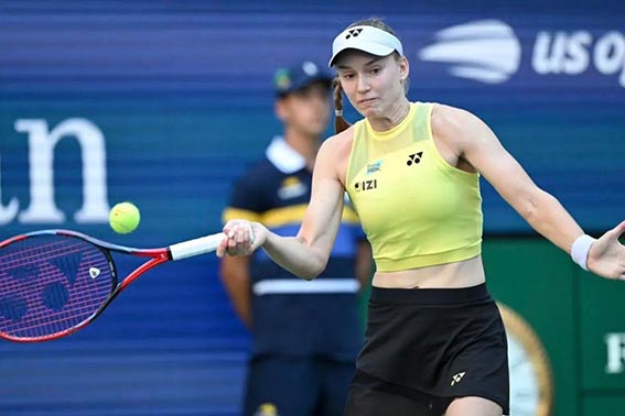 Elena Rybakina Selangkah Menuju Peringkat Satu Dunia Beraksi - Petenis Kazakhstan Elena Rybakina beraksi pada babak ketiga US Open melawan petenis Jepang Naomi Osaka di New York, Amerika Serikat, Senin (7/9).(foto:mb/web)
