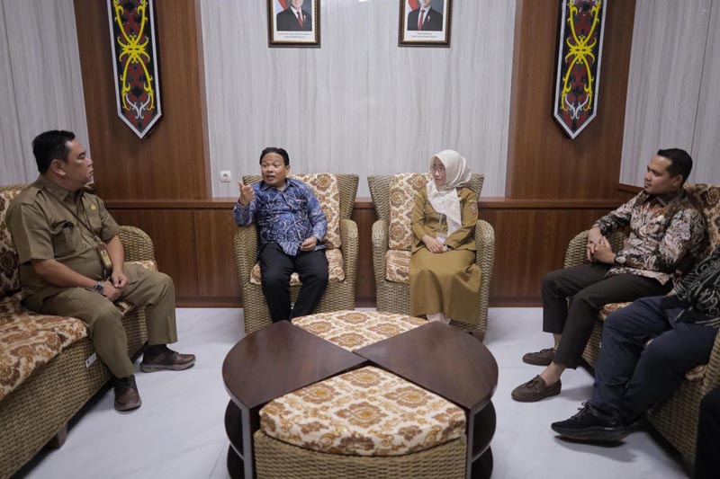 Komisi II Perkuat Wawasan Ekonomi dan Keuangan Rombongan Komisi II DPRD Kalsel dipimpin oleh Firman Yusi, bersama sejumlah anggota Komisi II. Kedatangan mereka diterima oleh Plt. Kabag Persidangan.ist
