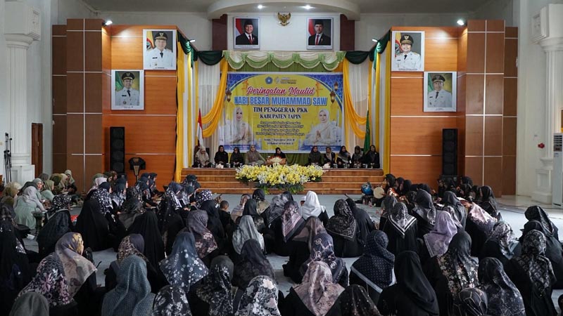 TP PKK Tapin Menyelenggarakan Peringatan Maulid Nabi MAULID-Peringatan maulid nabi yang di selenggarakan TP PKK beserta seluruh kader PPK Kabupaten Tapin.{{herman}}