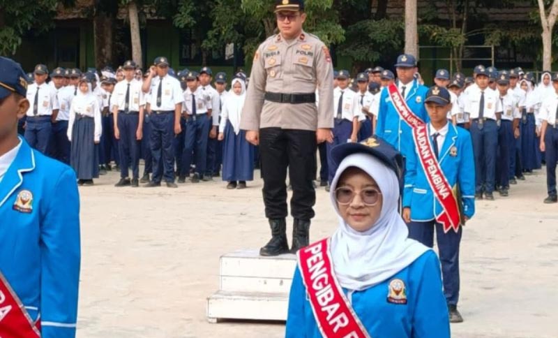 Polsek Tapin Utara edukasi pelajar bahaya narkoba SOSIALISASI-Kapolsek Tapin Utara Budi Santoso saat menjadi pembina upaca sekaligus mensosialisasikan bahaya narkoba di SMP Negeri 1 Rantau, Kabupaten Tapin.{{ant}}