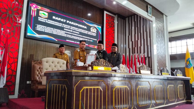 Bupati Kotabaru Sampaikan Rancangan APBD 2027 Rp4,87 Triliun NOTA KEUANGAN-Asisten III Administrasi Umum Anang Muhammad Zen,ST,MT menyampaikan Nota Keuangan Rancangan Anggaran Pendapatan dan Belanja Daerah kabupaten kotabaru tahun anngaran 2027.{[ebet}}