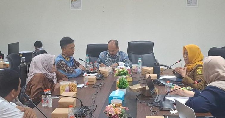 53 Ribu KK di Banjarmasin Masuk Kriteria Dapat Bansos KOMISI I dan IV DPRD Kota Banjarmasin saat melaksanakan rapat dengar pendapat (RDP) dengan dinas sosial dan badan pusat statistik kota setempat, terkait proses penetapan desil penerima bantuan sosial, di gedung dewan kota, Senin (7/9).(foto:mb/ant)