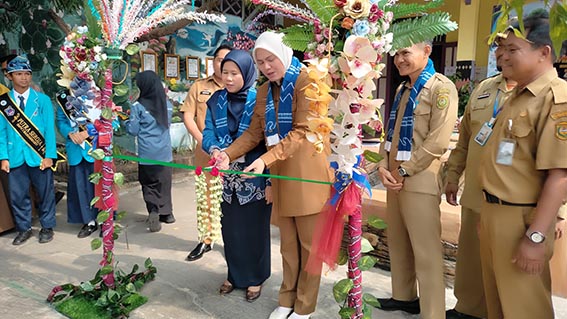 SMPN 2 Dicanangkan Jadi Sekolah Siaga Kependudukan WAWALI Hj Ananda memotong pita menandai pencanangan SSK menuju generasi emas di SMPN 2 Banjarmasin.(foto:mb/ist)