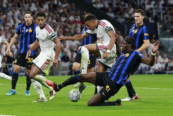 Mbappe Bikin Gol, Madrid Atasi Inter 2-1 Beraksi - Kylian Mbappé dari Real Madrid beraksi melawan Yann Bisseck dari Inter Milan.(foto:mb/web)
