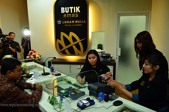 Harga Emas Antam Susut Rp17 Ribu per Gram HARGA TURUN - Harga emas batangan produksi Antam kembali turun pada perdagangan Rabu, untuk ukuran 1 gram kini berada di level Rp2,610 juta per gram.(foto:mb/ant)