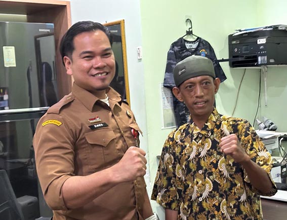 Pemko Berikan Santunan untuk Komunitas Tuna Rungu AHMAD Zazuli bersama Ketua Komunitas Tuna Rungu usai menyerahkan santuan sosial. (foto:mb/ist)