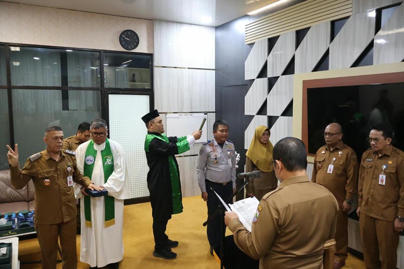 Pemkab. Kotabaru Lantik Pejabat JPT dan Pengawas SUMPAH JABATAN-Pelantikan dan sumpah/janji jabatan Pejabat Pimpinan Tinggi Pratama dan Pengawas di pimpin langsung oleh Sekretaris Daerah H. Eka Saprudin, AP., M.AP. (ebet)