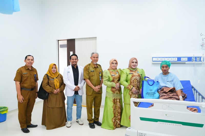 Ketua PKK Kunjungi Pelayanan KB Medis RSUD Datu Sanggul PELAYANAN-Ketua TP PKK Hj Faridah Yamani bersama Ketua GOW Hj Elya Hartati Juanda saat mengunjungi dan melihat pelaksanaan pelayanan KB MKJP di RSUD Datu Sanggul Rantau. (herman)