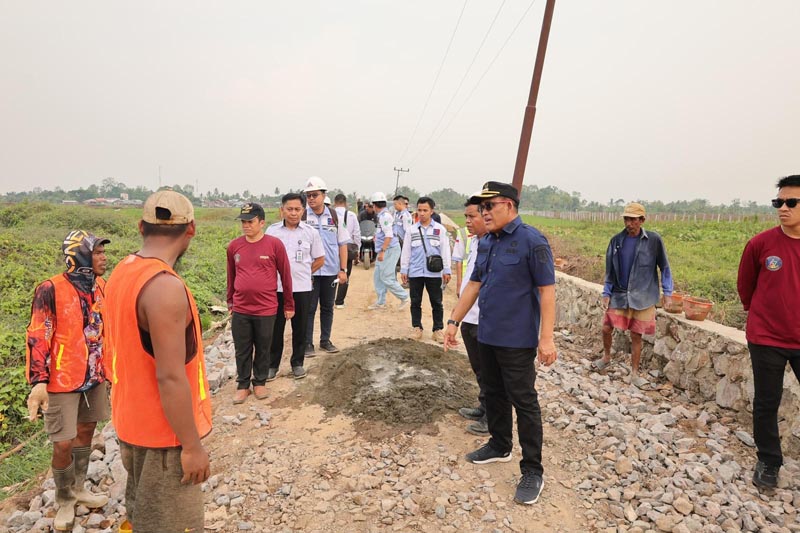 Bupati Jani Tinjau Langsung Pembangunan Jalan Penghubung Desa JALAN PENGHUBUNG-Bupati HSU Sahrujani Tinjau Langsung Pembangunan Jalan Penghubung Desa Hambuku Hulu dan Padang Bangkal. (yusuf)