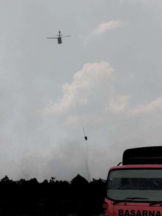 Kabut Asap Masih Pekat UPAYA pemadaman kebakaran hutan dan lahan di kawasan Lingkar Utara Banjarbaru dilakukan dengan pengeboman air (water bombing) dari helikopter. (Foto:mb/dio)