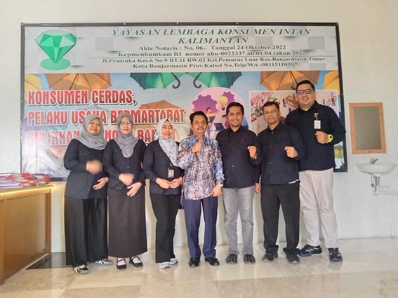 Sinergi Lindungi Konsumen, Disdag Kalsel Kunjungi YLK Intan Kalimantan ROMBONGAN Dinas Perdagangan Provinsi Kalimantan Selatan foto bersama dengan Ketua YLK Intan Kalimantan Dr H Fauzan Ramon SH MH (tengah) usai melakukan kunjungan kerja, Kamis (10/9). (Foto:mb/jejakrekam)