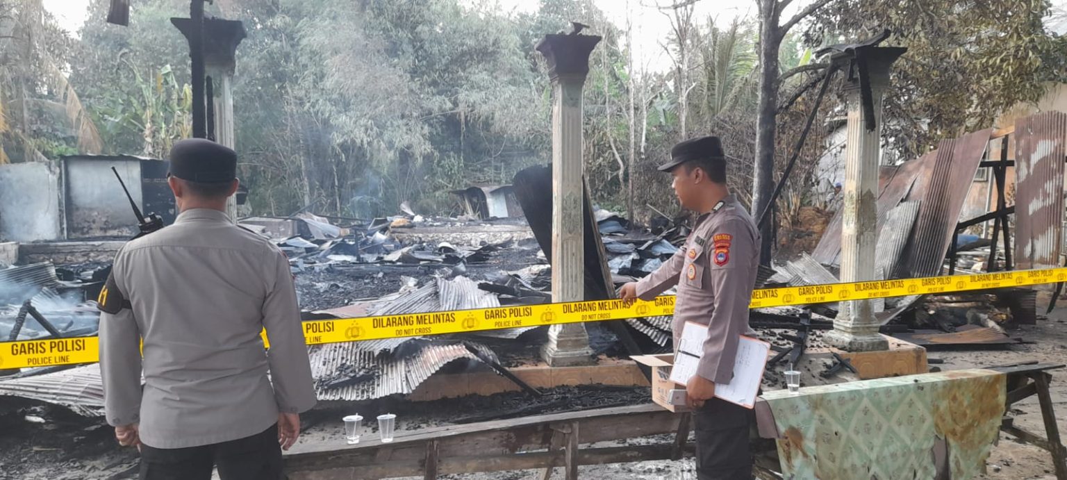Kebakaran Hanguskan Rumah Di Lok Batu PASANG GARIS - Petugas Polres Tabalong saat memasang garis polisi di lokasi kebakaran di Desa Lokbatu RT 1, Kecamatan Haruai, Sabtu (12/9).(foto:mb/ist)