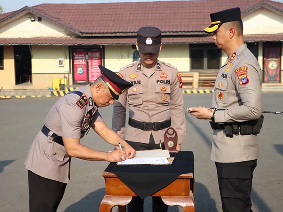 Polres Tabalong Gelar Sertijab Empat Pejabat KAPOLRES Tabalong saat menyaksikan penandatanganan berita acara sertijab.(foto:mb/ist)