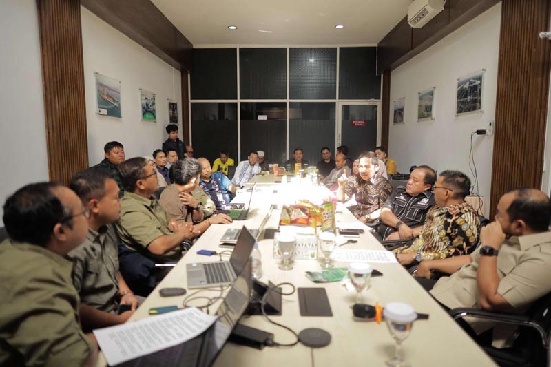 Komisi III Awasi Reklamasi dan Limbah B3 Perusahaan Tambang Komisi III DPRD Provinsi Kalsel menjalankan fungsi pengawasannya dengan memonitor langsung pengelolaan reklamasi dan limbah bahan berbahaya dan beracun (B3) di sejumlah perusahaan tambang.ist