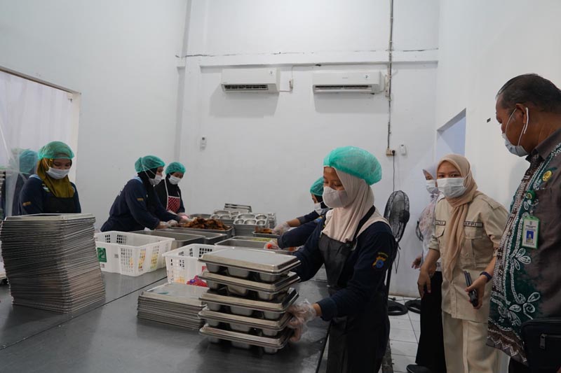 BKKBN Kalsel dan Pemkab Balangan Salurkan MBG 3B PENYALURAN MBG 3B: BKKBN Perwakilan Provinsi Kalsel bersama jajaran terkait menyalurkan bantuan Makan Bergizi Gratis (MBG) kepada kelompok sasaran sebagai upaya pemenuhan gizi dan pencegahan stunting di Kabupaten Balangan. (ida)