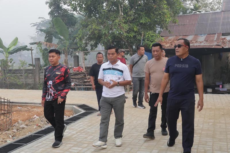 Bupati Jani Cek Lapangan Gembira Alabio, Persiapan Porprov HSU Sebagai Tuan Rumah BERSAMA-Bupati HSU Sahrujani bersama Kepala Dinas PUPR Amos S dan masyarakat meninjau lapangan Gembira Alabio. (yusuf)