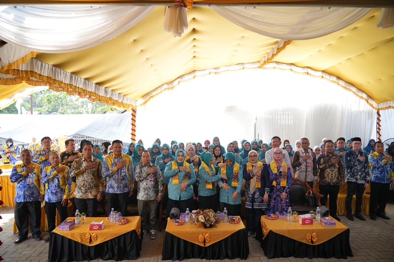 Desa Cempaka Wakili Tapin Lomba Dasawisma Ber PHBS Tingkat Provinsi Kalsel LOMBA DESA-Foto bersama pada penilaian Lomba desa ber PHBS tingkat provinsi Kalsel di desa Cempaka, Kecamatan Tapin Selatan, Kabupaten Tapin. (herman)