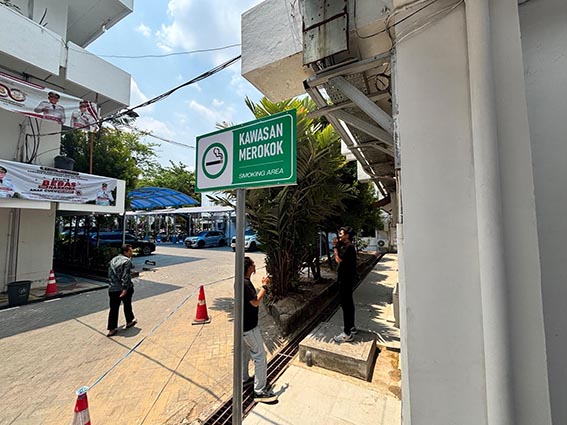 Pemko Banjarmasin Sediakan Smoking Area SMOKING area yang disiapkan Pemko Banjarmasin agar pegawai atau masyarakat yang ingin berurusan tidak terganggu asap rokok.(foto:mb/ist)