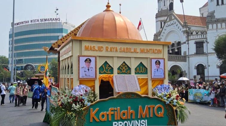 Kalsel Tampilkan Identitas Budaya di Pawai Taaruf MTQ Nasional 2026 TAMPILAN mobil hias kafilah Provinsi Kalsel pada pawai ta'aruf pada gelar Musabaqah Tilawatil Qur’an (MTQ) Nasional XXXI Tahun 2026 yang berlangsung di Kota Semarang, Jawa Tengah, Sabtu (12/9). (Foto:mb/Ant/lptq kalsel)