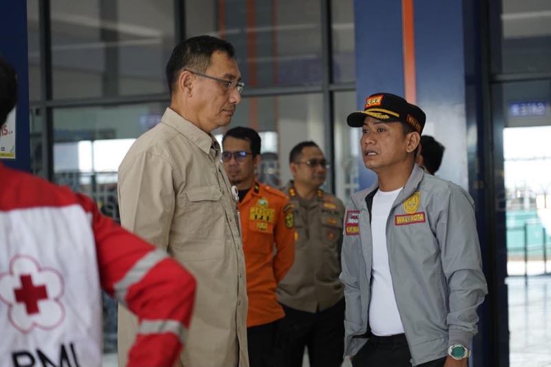 Walikota Yamin Kawal Penanganan Medis Korban WALIKOTA Banjarmasin HM Yamin HR saat turun langsung ke Pelabuhan Trisakti untuk memastikan kesiapan jajarannya dalam mendukung penanganan penumpang dan awak KMP Virgo Tranport 8 yang tenggelam di laut Jawa.