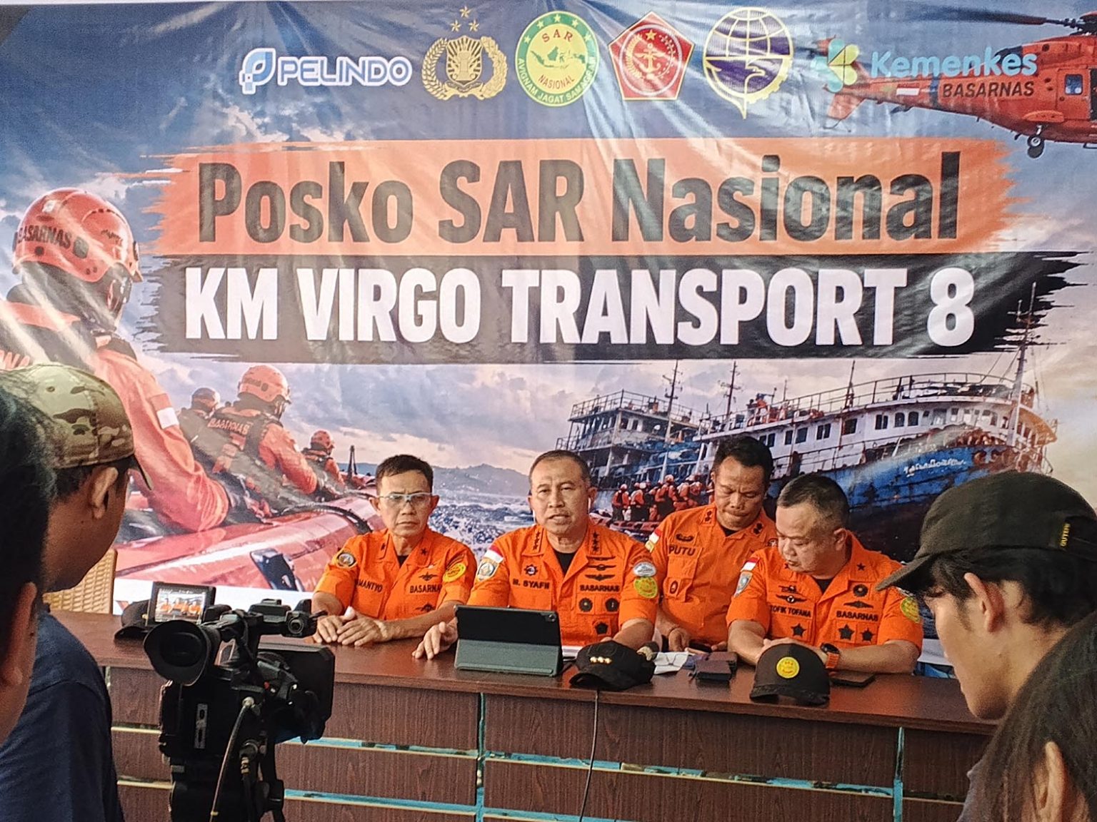 128 Penumpang Kapal Masih dalam Pencarian BERI KETERANGAN - Kepala Basarnas Marsekal Madya TNI Mohammad Syafii saat memberikan keterangan resmi di posko SAR Nasional KM Virgo Transport 8, Senin (14/9) siang.(foto:mb/ist)