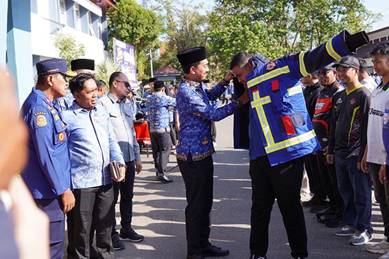 Pemkab Bantu APD BUSER 690 BUPATI Banjar H Saidi Mansyur secara simbolis memakaikan APD kepada perwakilan anggota pemadam kebakaran.(foto:mb/ist)