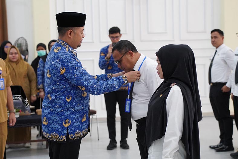 Sekda Buka Pelatihan Pengadaan Barang dan Jasa SEKDA Kabupaten Banjar H Yudi Andrea secara simbolis memasangkan tanda peserta kepada perwakilan peserta Pelatihan Pengadaan Barang dan Jasa Pemerintah Level 1 Model Blended Learning.(foto:mb/ist)