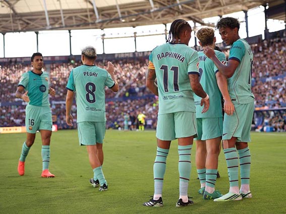 Barca Belum Terbendung, Gebuk Granotes 4-2 Merayakan gol kedua - Lamine Yamal dari FC Barcelona merayakan gol kedua mereka bersama Raphinha.(foto:mb/web)