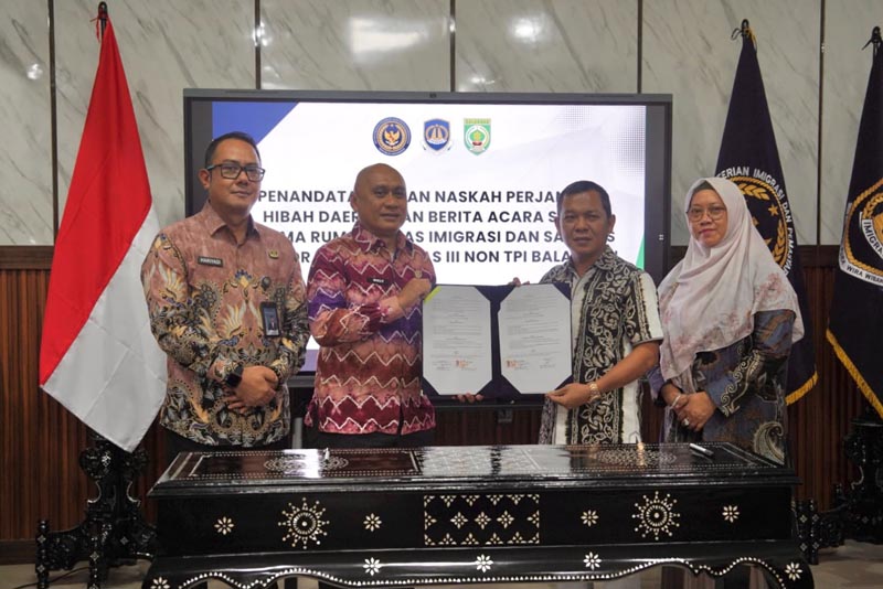 Hibahkan Sarpras dan Rumah Dinas, Pemkab Balangan Dukung Pelayanan Imigrasi HIBAH-Pemerintah Kabupaten (Pemkab) Balangan menyerahkan hibah sarana dan prasarana untuk Kantor Imigrasi Kelas III Non TPI Balangan serta rumah dinas imigrasi sebagai dukungan terhadap peningkatan pelayanan kepada masyarakat, Jumat (11/9/2026). (ist)